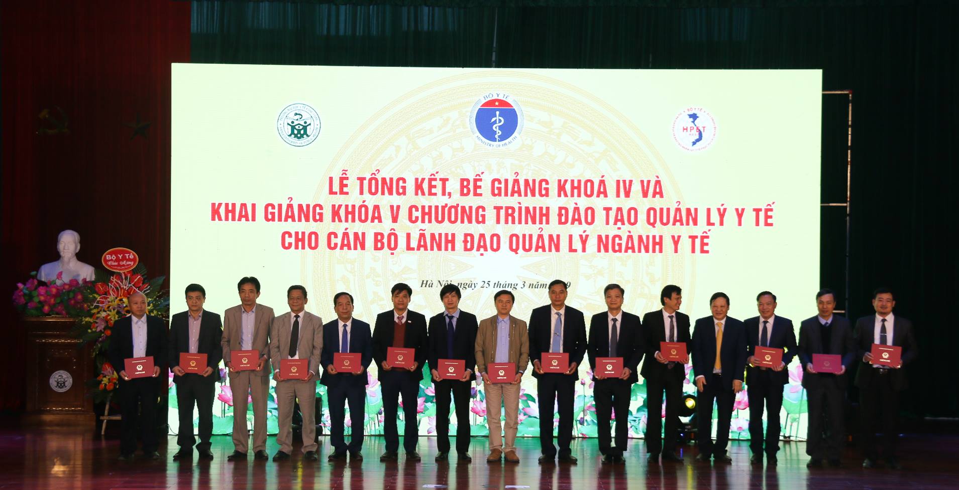 Ảnh: GS.TS Nguyễn Viết Tiến, Thứ trưởng Bộ Y tế trao chứng chỉ cho các học viên khóa IV lớp Bệnh viện