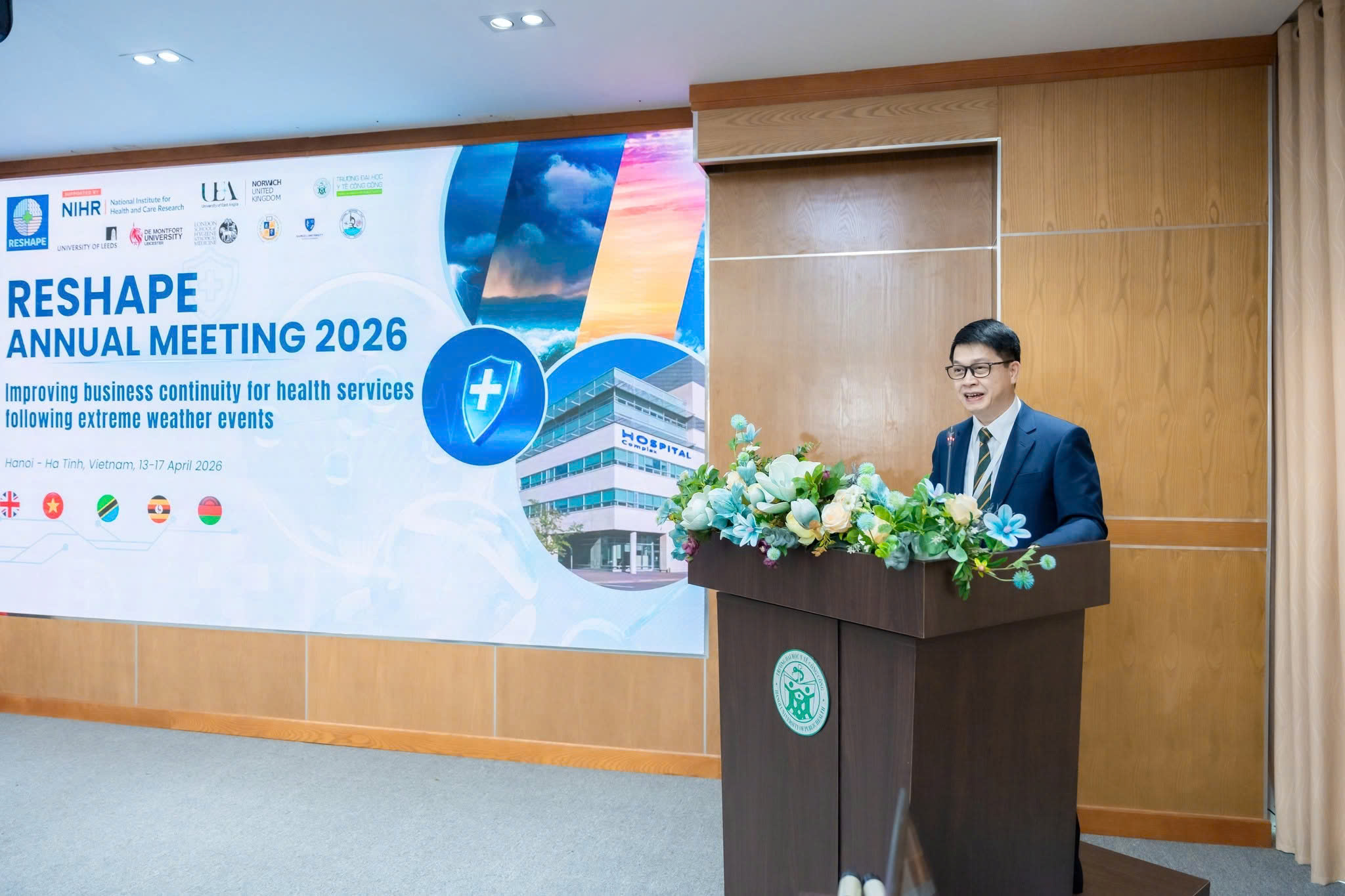 GS.TS. Hoàng Văn Minh - Hiệu trưởng Trường ĐHYTCC, Chủ nhiệm Dự án Nghiên cứu quốc tế RESHAPE tại Việt Nam phát biểu tại cuộc họp thường niên.