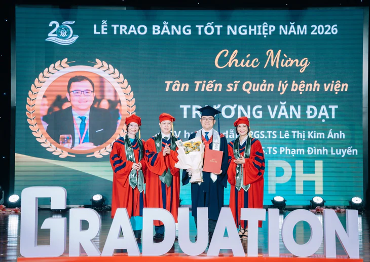 GS.TS Hoàng Văn Minh cùng Ban giám hiệu trao bằng tốt nghiệp năm 2026 cho tân tiến sĩ.