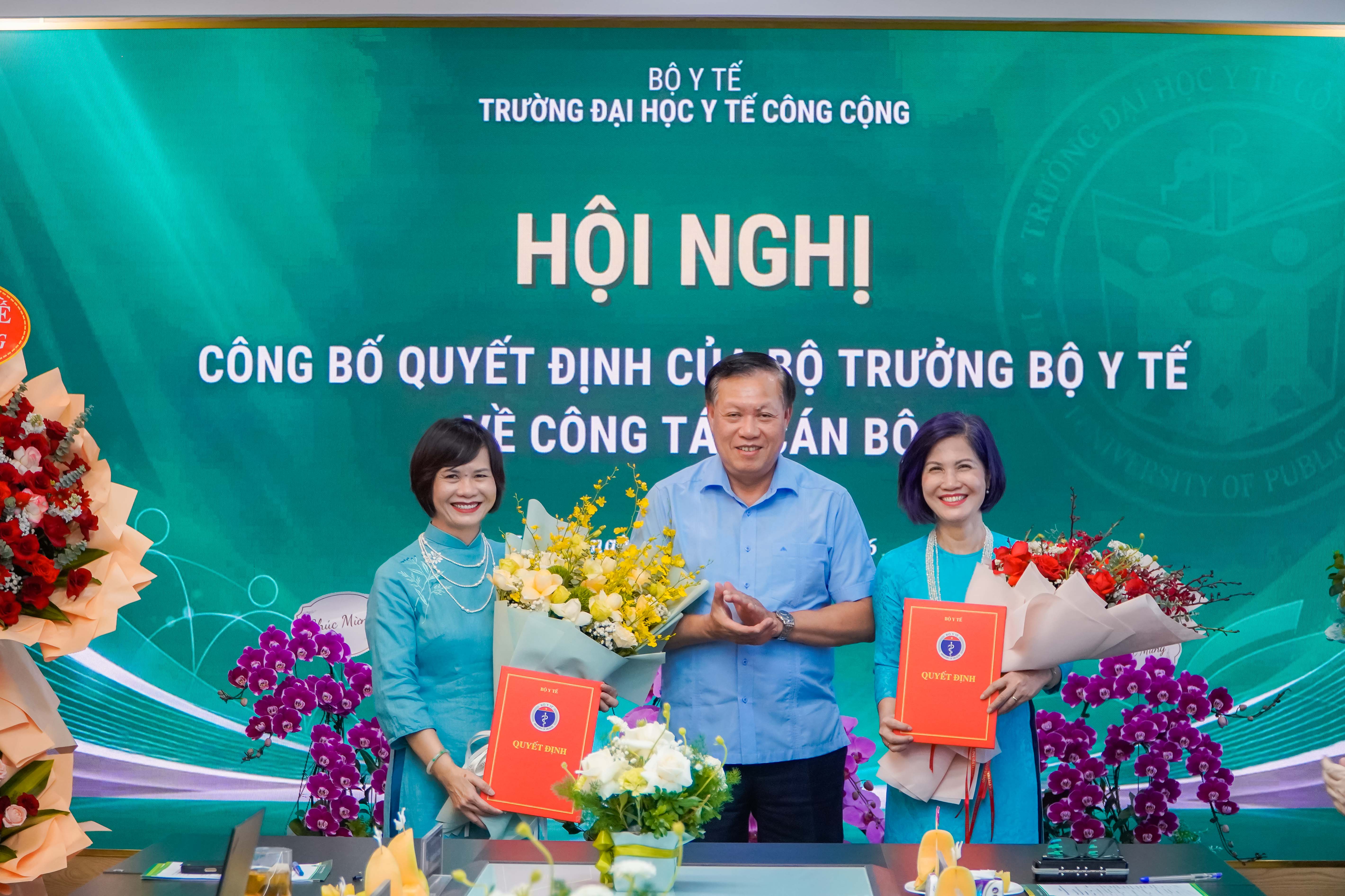 Thứ trưởng Đỗ Xuân Tuyên trao Quyết định và tặng hoa chúc mừng cho hai đồng chí Phó Hiệu trưởng