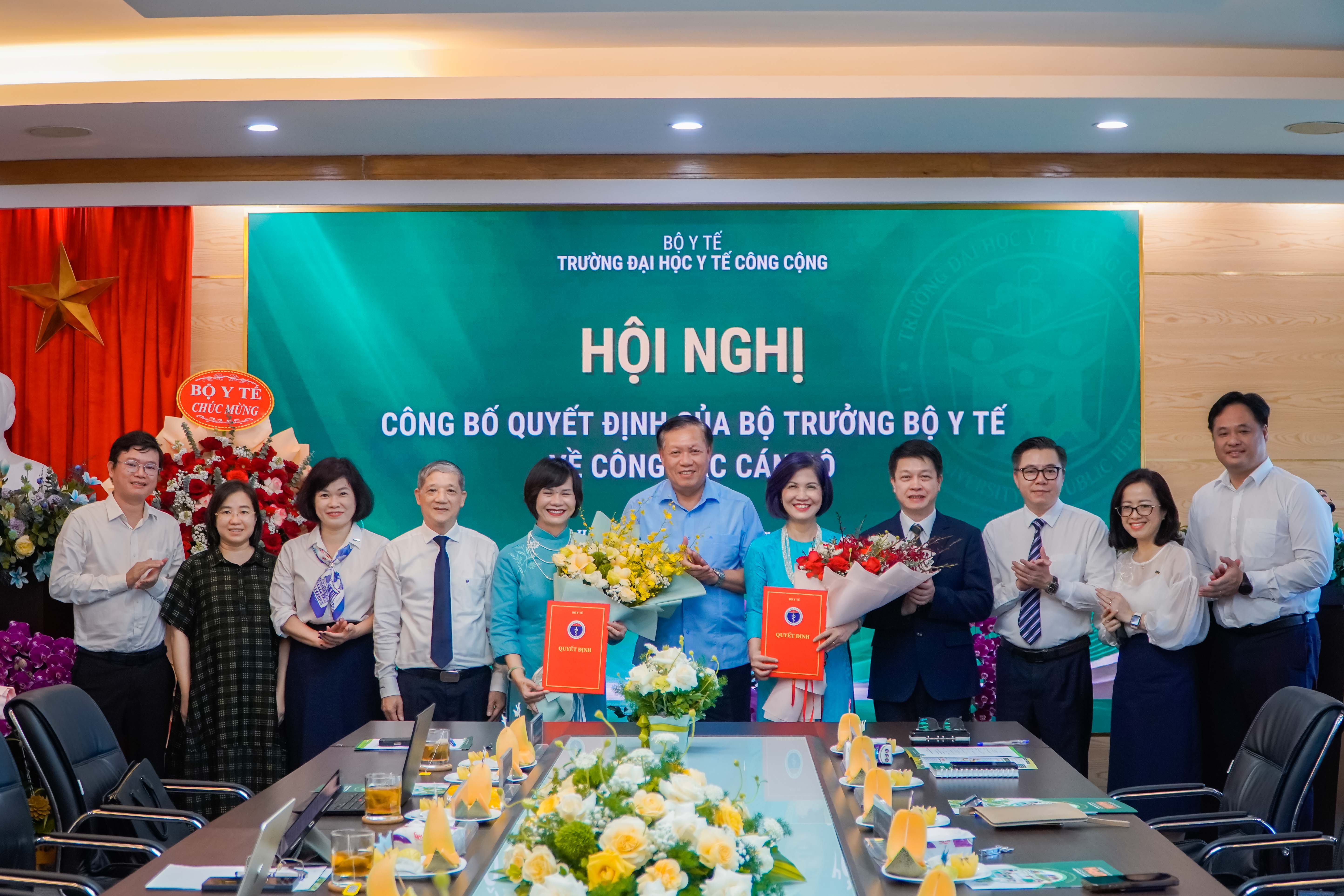 Thứ trưởng Đỗ Xuân Tuyên và cán bộ đại diện Bộ Y tế chúc mừng cho các đồng chí Phó Hiệu trưởng