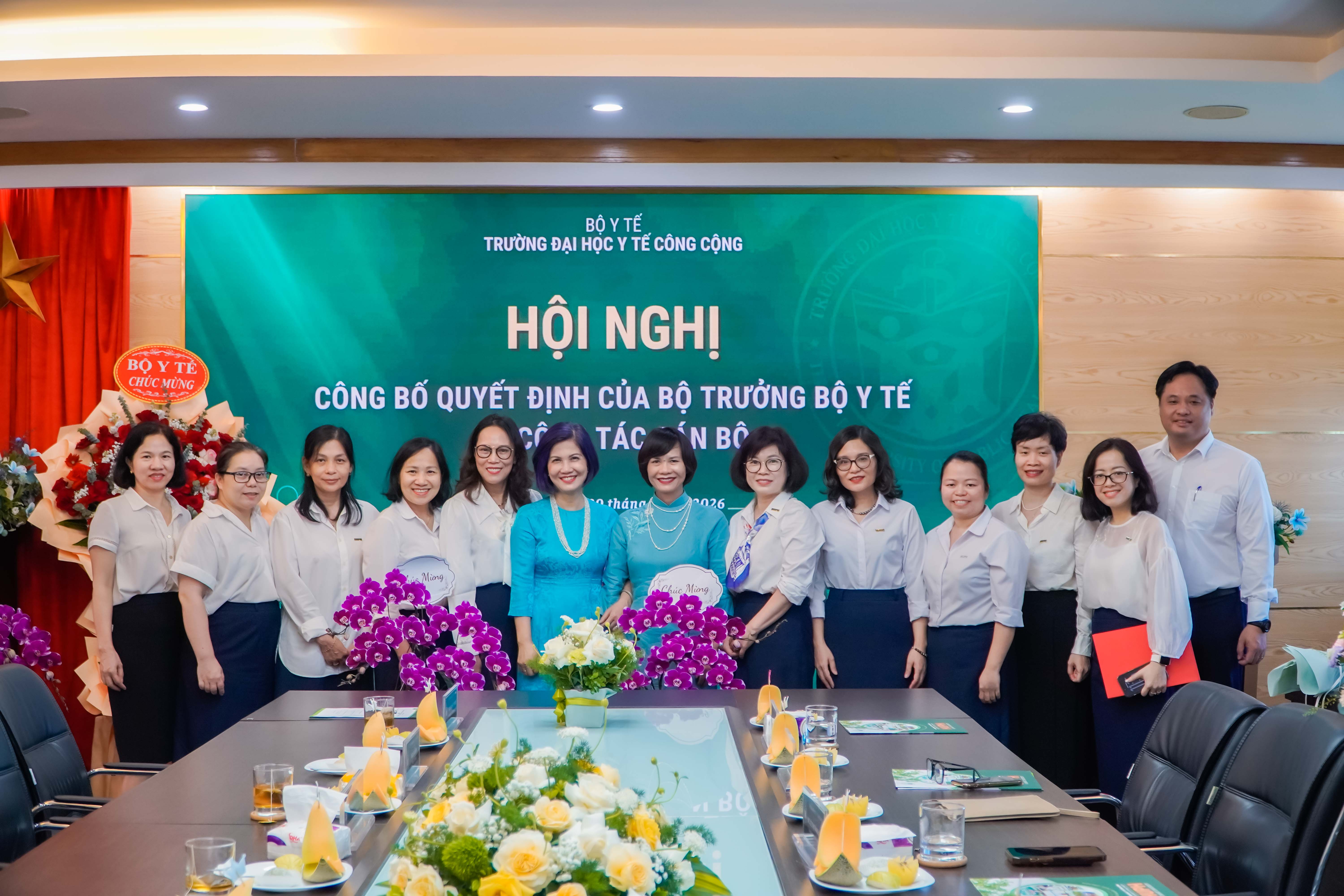 Tập thể cán bộ quản lý Trường ĐHYTCC chúc mừng các Phó Hiệu trưởng