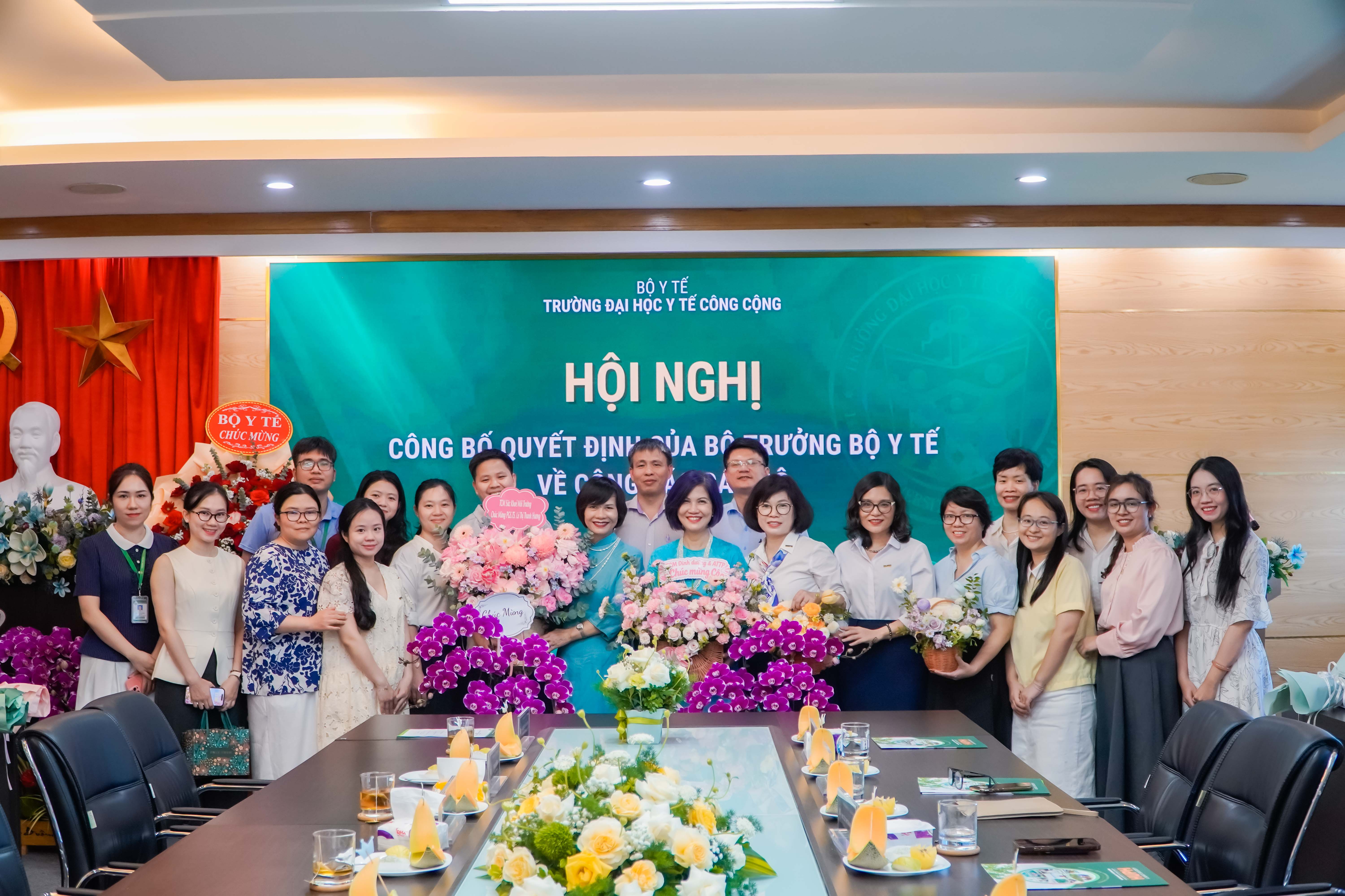 Tập thể Khoa Sức khỏe môi trường và nghề nghiệp Trường ĐHYTCC chúc mừng các Phó Hiệu trưởng