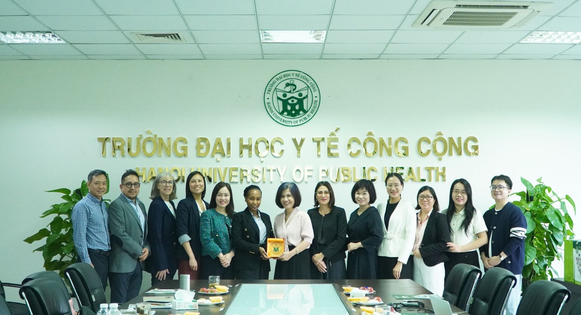 Trường Đại học Y tế công cộng trao đổi cơ hội hợp tác với Quỹ từ thiện Bloomberg Philanthropies và các đối tác