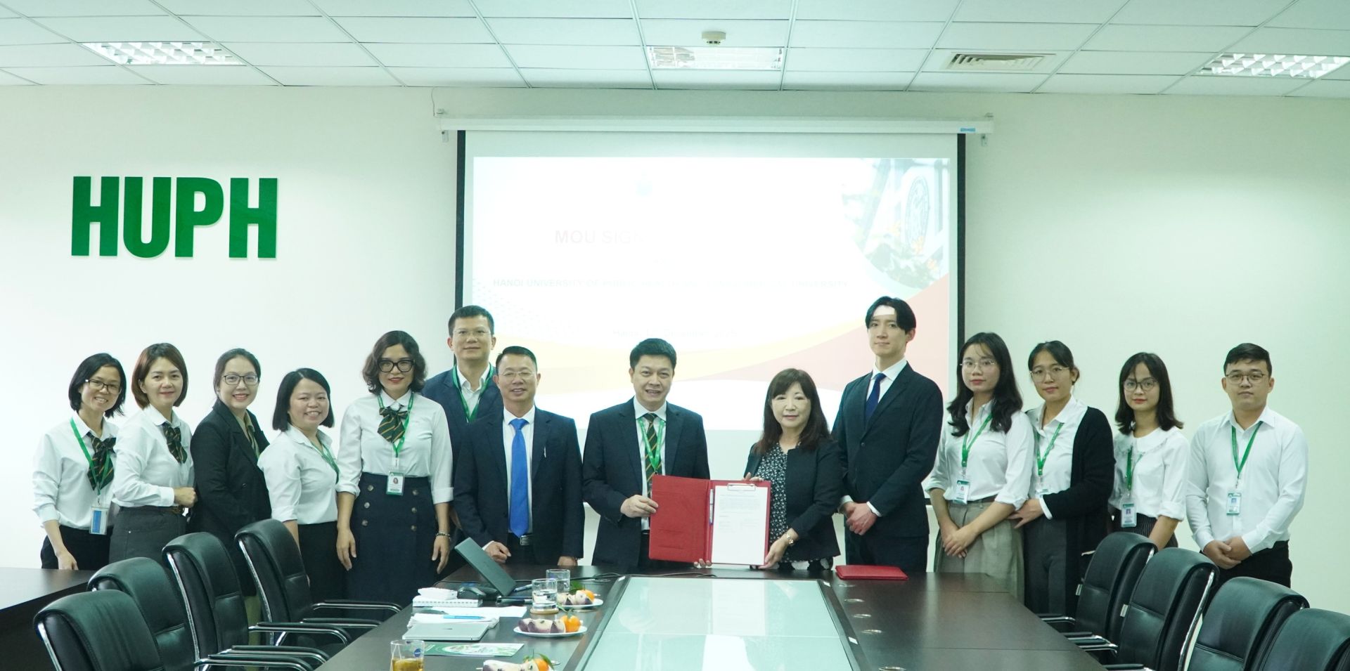 Lễ ký kết Biên bản ghi nhớ hợp tác giữa Trường Đại học Y tế công cộng và Đại học Y khoa Kansai (Nhật Bản)