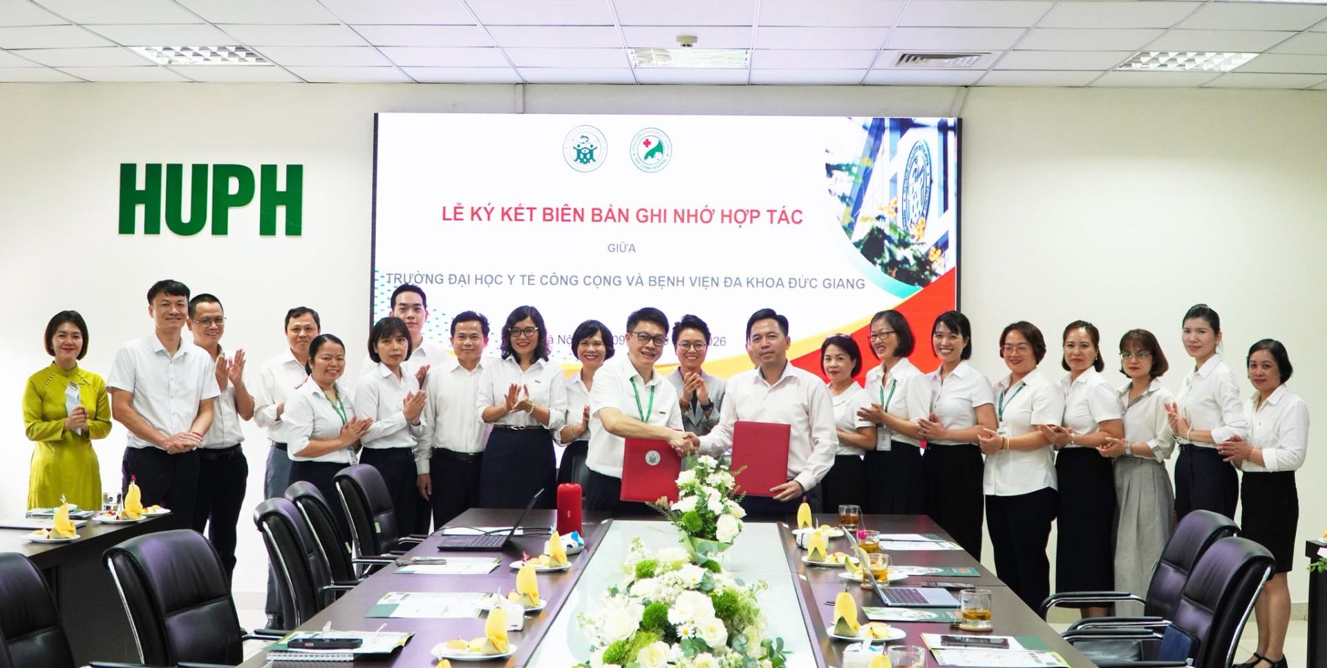 Trường Đại học Y tế công cộng và Bệnh viện đa khoa Đức Giang ký kết biên bản ghi nhớ hợp tác
