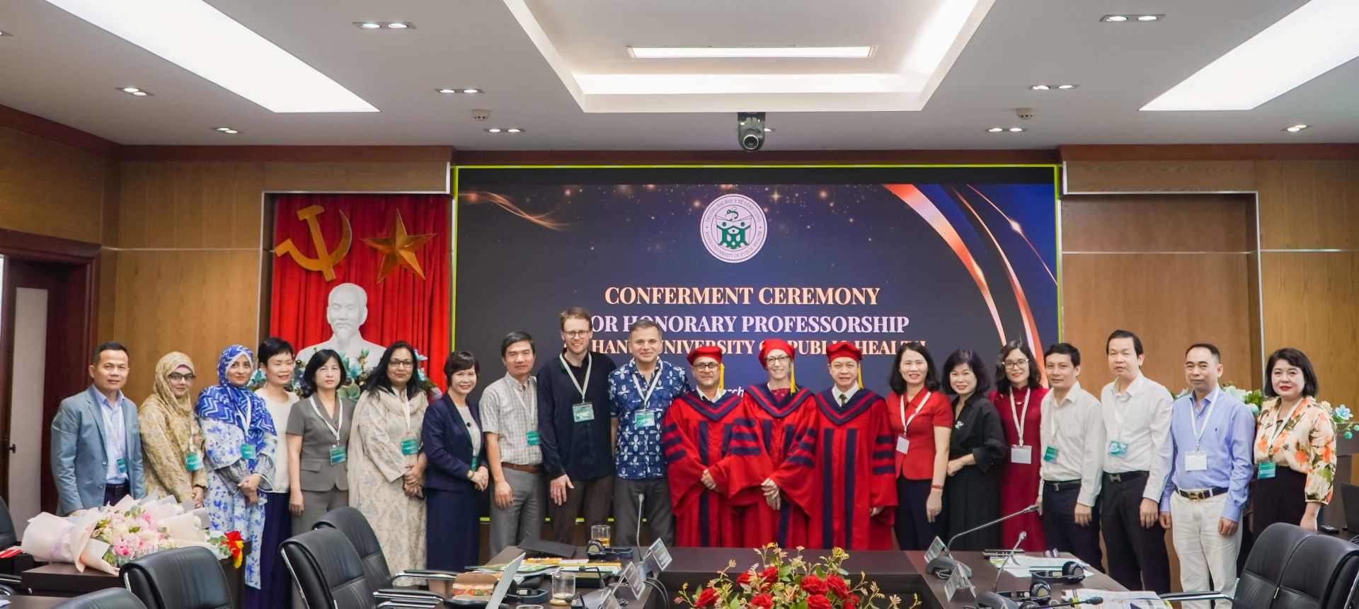 Lễ phong tặng chức danh giáo sư danh dự cho GS Helen Elsey - Trường Đại học York, Vương quốc Anh và GS.Sumit Shrikant Kane- Trường Đại học Melbourne- Úc