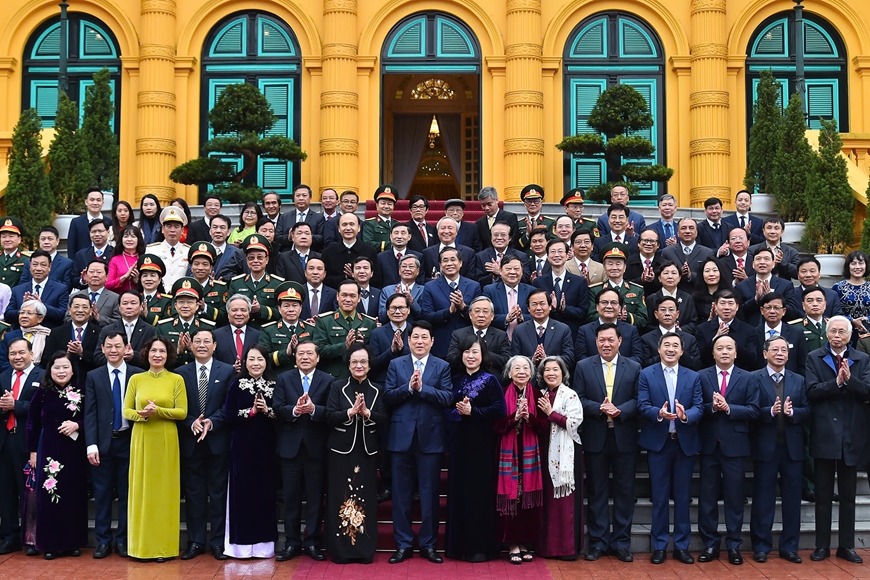 GS.TS Hoàng Văn Minh – Hiệu trưởng tham dự đoàn đại biểu tiêu biểu ngành y tế dự Lễ báo công tại Lăng Chủ tịch Hồ Chí Minh và dự chương trình gặp mặt của Chủ tịch nước tại Phủ Chủ tịch