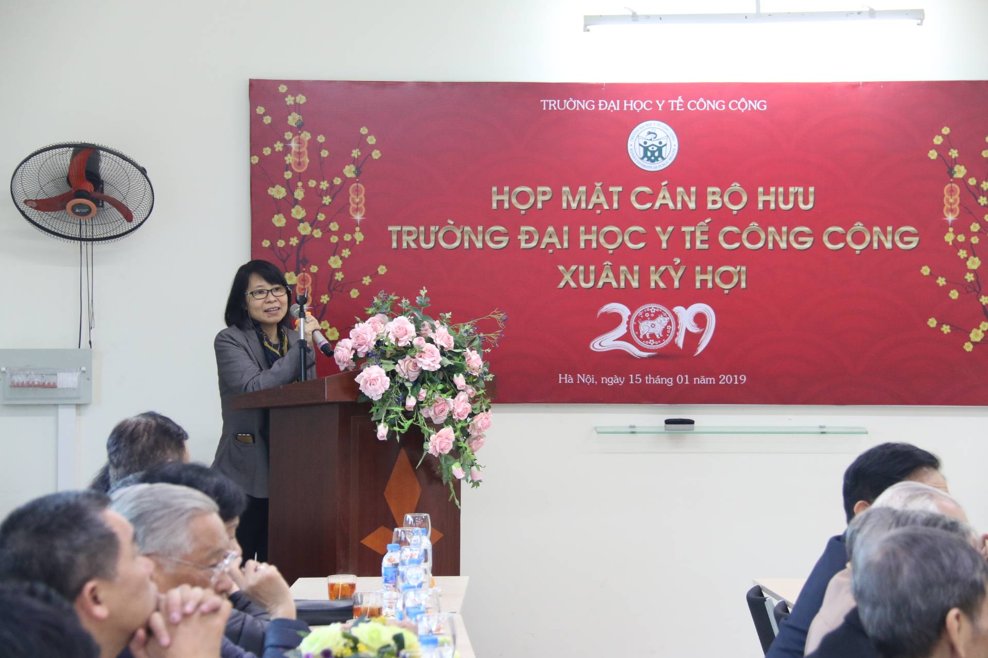 GS.TS. Bùi Thị Thu Hà - Hiệu trưởng nhà trường đại diện phát biểu và chúc mừng năm mới các cán bộ hưu trí